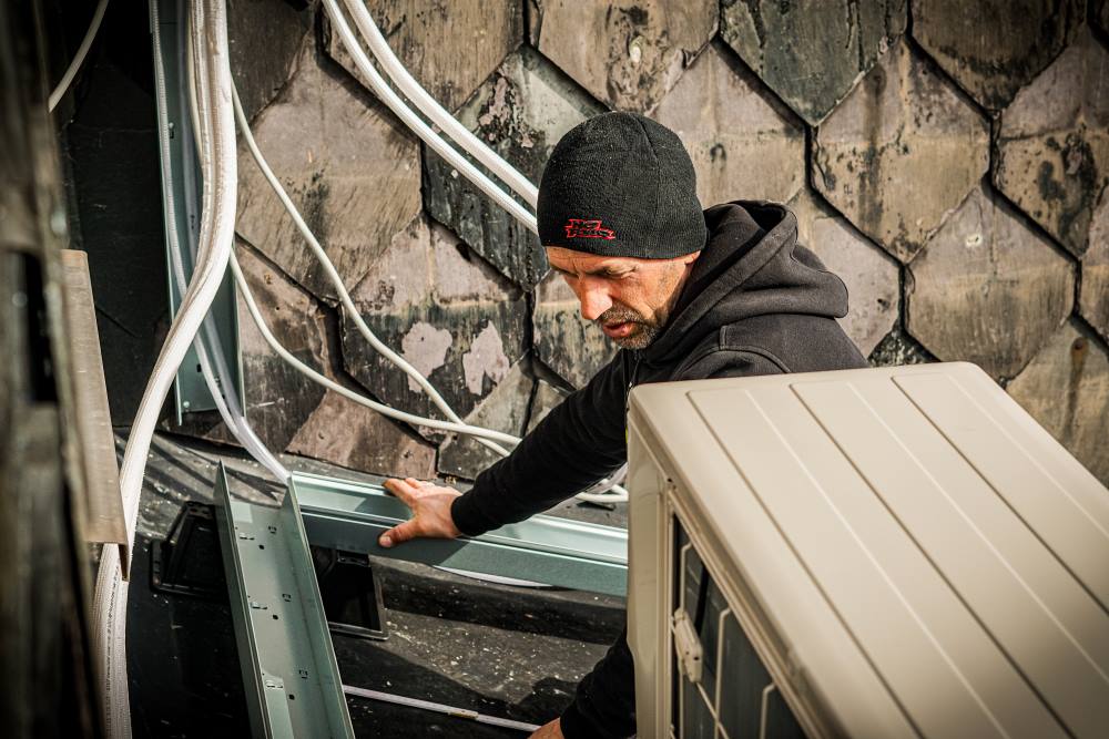 Installiertes Klima-Splitgerät an der Wand eines modernen Wohnraums